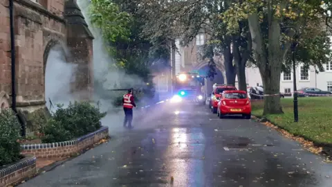 Hereford & Worcester Fire Service Fire engine arriving at scene