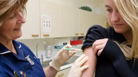 SCIENCE PHOTO LIBRARY girl getting the vaccine