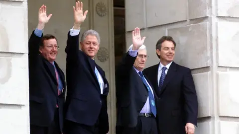 PA/Chris Bacon Lord Trimble pictured in 2000 with former US president Bill Clinton, as well as Seamus Mallon (SDLP) and ex-prime minister Tony Blair