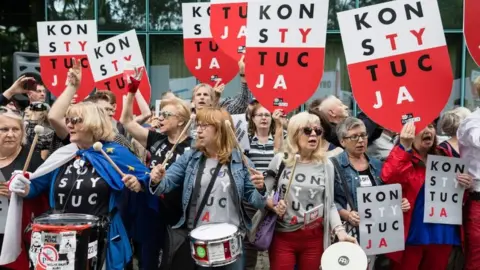 Getty Images People demonstrate to support the Polish Supreme Court Justice president in front of the Supreme Court building, on July 4, 2018 in Warsaw