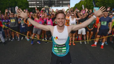 NNP Pop singer Olly Murs at the start line as runners gather behind him