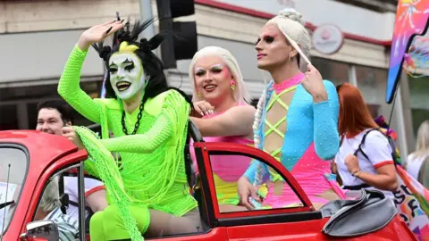 Pacemaker Three drag queens in a convertible