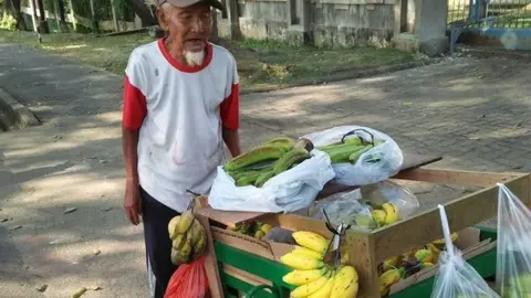 Facebook: Tommy Reza Chokolatoz Indonesian banana-seller Suratman