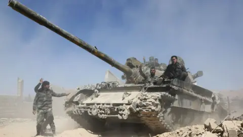 AFP Syrian government tank advances towards rebel-held Douma (7 April 2018)