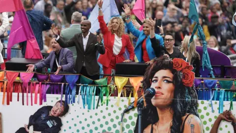 PA Media Chris McCausland, Sir Mo Farah, Sally Gunnell, Dame Kelly Holmes and Gok Wan during the Platinum Jubilee Pageant