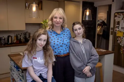 BBC Laurel and her daughters