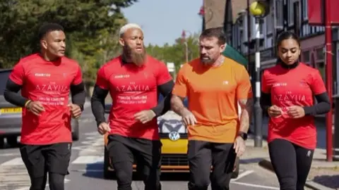 Ashley Cain Ashley Cain and Ant Middleton with other runners