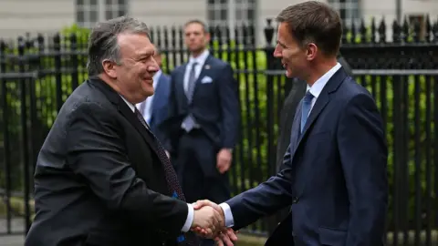 AFP US Secretary of State Mike Pompeo shakes hands with UK Foreign Secretary Jeremy Hunt in London (8 May 2019)