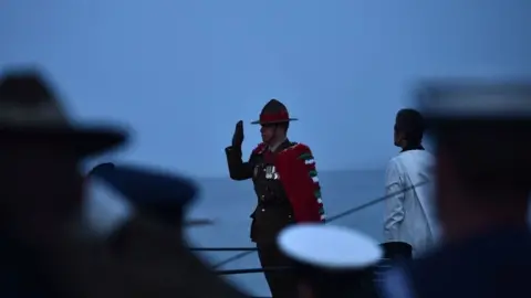 Getty Images A soldier stands at attention during an Anzac (Australian and New Zealand Army Corps) Day dawn service in Canakkale (25 April 2018)