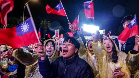 Getty Images Supporters attend a Kuomintang (KMT) campaign rally ahead of Taiwan's presidential election in Taipei on December 23, 2023.