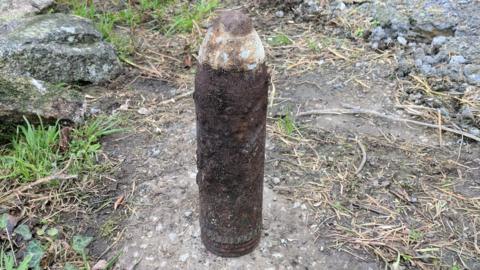 Live WW1 bomb kept above fireplace in Norfolk - BBC News