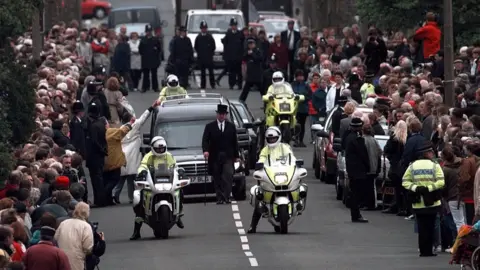 Getty Images Mourners line the streets of Weston-super-Mare for the funeral of Jill Dando in May 1999