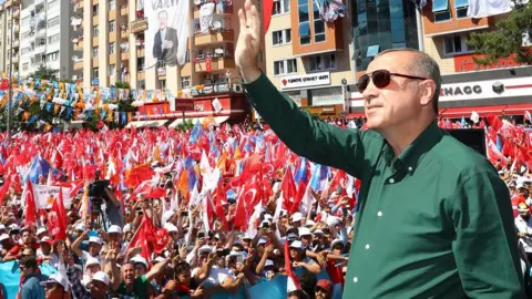 Getty Images Turkish President Recep Tayyip Erdogan addresses an AKP campaign rally in Kahramanmaras, 21 June 2018