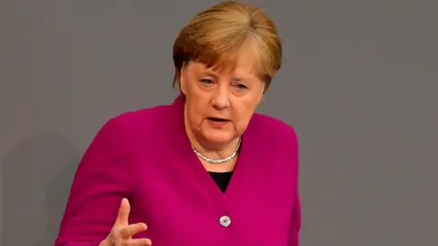 AFP Chancellor Merkel in Bundestag, 23 Apr 20