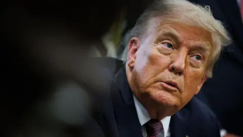 Getty Images Donald Trump يرتدي بدلة مظلمة وربطة عنق