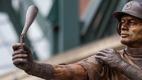 Unveiling Mishap: Ichiro Suzuki's Statue Breaks Moment of Fame