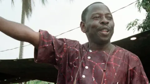 Tim Lambon/Greenpeace Ken Saro-Wiwa addressing Ogoni Day demonstration Nigeria in 1993