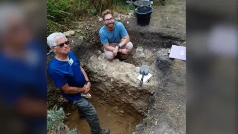 Hyde900 Digging