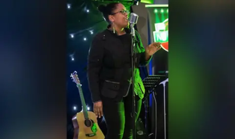 George Daley Dee Moore performing in a bar