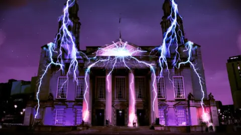 Seb Lee-Delisle Lightning bolts on Leeds Civic Hall