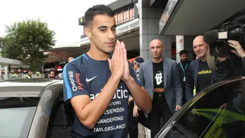 Getty Images Hakeem al-Araibi gives a prayer of thanks to supporters gathered for his return in Melbourne