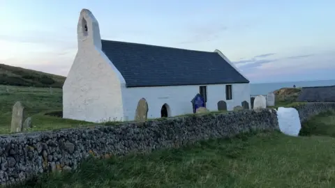 Richard Thomas/Geograph Egwlys y Grog church