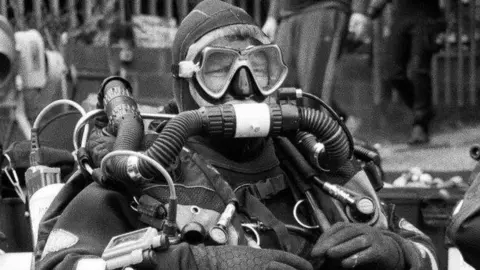 collect Lex in diving kit