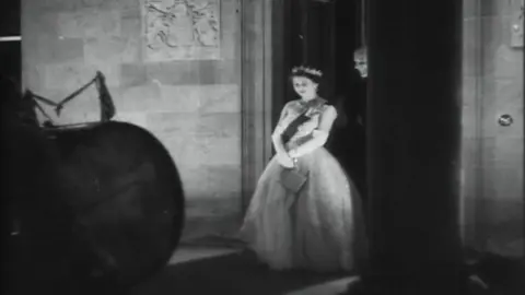 Pathé Pathe footage of the Queen as the drummers play