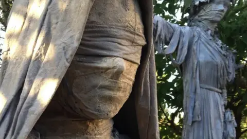 @gettinguptostuff instagram Statue of a woman with a blindfold on