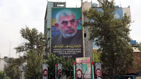 Billboard van het Environmental Protection Agency met Hamas-leider Yahya Sinwar op de zijkant van een gebouw in Teheran, Iran (12 augustus 2024)