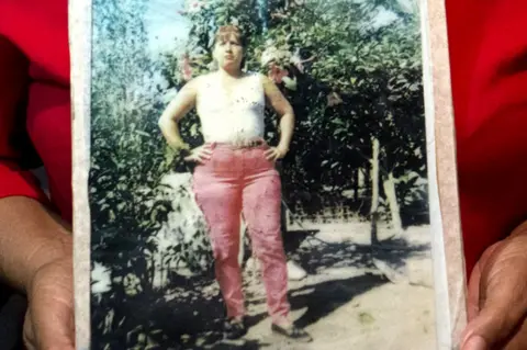 Encarni Pindado Edita holds up a photo of Rosa