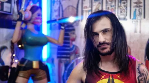 Ash Kaprielov Ash Kaprielov with Lara Croft statue