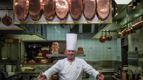 AFP Le chef français Paul Bocuse dans sa cuisine de l'Auberge du Pont de Collonges en novembre 2012