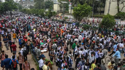 AFP Students block road in Dhaka - 4 August