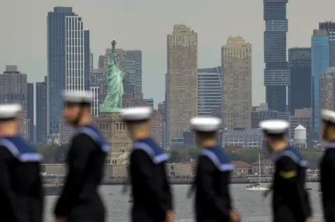 MOD HMS Queen Elizabeth arrives in New York