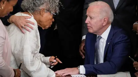 Getty Images Opal Lee speaks with US President Joe Biden