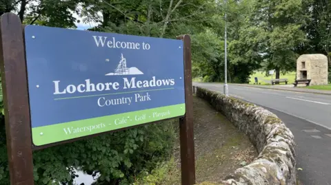 a welcome sign at the entrance to lochore meadows country park