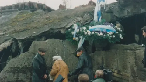 Survivors pay their respects at Auschwitz Birkenau on 27 Jan 1995