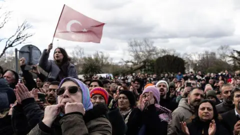 Getty Images People gather in front of the municipality headquarters in support of arrested Istanbul Mayor Ekrem Imamoglu on March 19, 2025 in Istanbul, Turkey