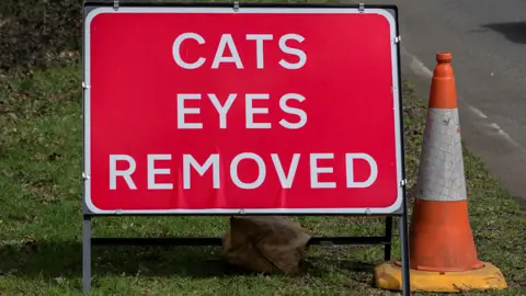 Cat's eyes sign
