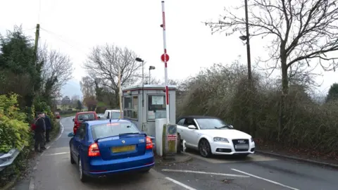 Anthony O'Neil/Geograph Cars paying a toll at Warburton bridge