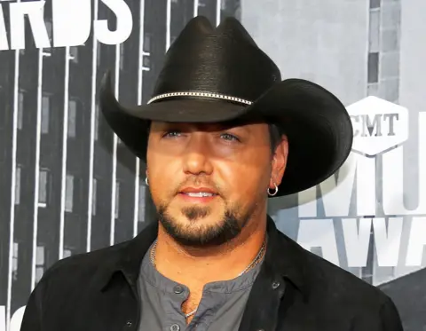 Reuters Country music singer Jason Aldean poses at the 2017 CMT Music Awards in Nashville, Tennessee, 7 June 2017