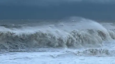 BBC Weather Watchers/StormChaserLiam High waves in Girvan, South Ayrshire