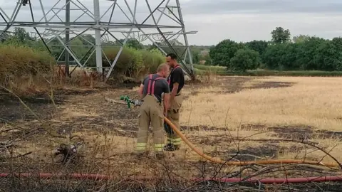 Biggleswade Community Fire Station Firefighters at a Westoning field fire