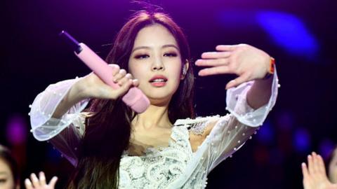 Police asked to investigate Blackpink photo leak - BBC News