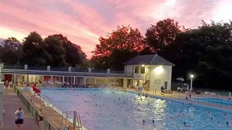 Sunrise at Peterborough lido