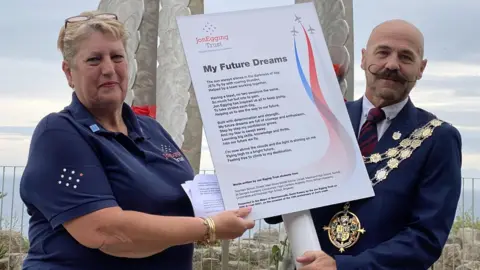 Jon Egging Trust Mayor Cllr David Kesley (right) and Kaye Jackson of JET