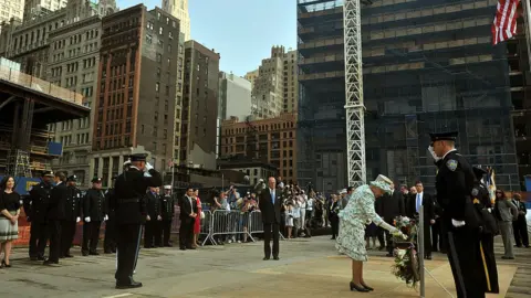Getty Images The Queen laying a wreath at Ground Zero in 2010