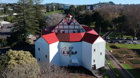 Wikimedia/Oscaroscar1837 Aerial view of the Pop-up Globe Theatre in Auckland