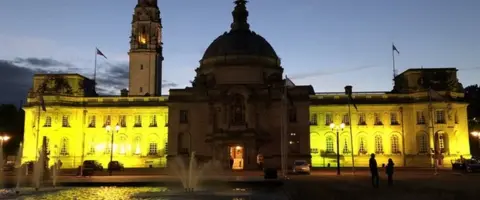 Cardiff City Hall turns yellow